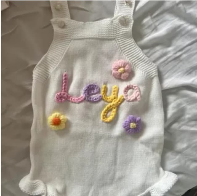 Macacão bonito bordado à mão, macacão com nome do bebê, roupa de primeiro aniversário, macacão de malha personalizado com nome, presente de menina